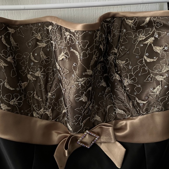 Women’s dress - Picture 2 of 2